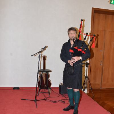 Marten Beckmann Playing The Bagpipes 5 Kopie