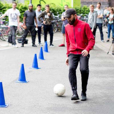 Hansa Berufskolleg 2. Schuelergesundheitstag Dribbel Parcours Foto Huelsbsuch Mai 2017