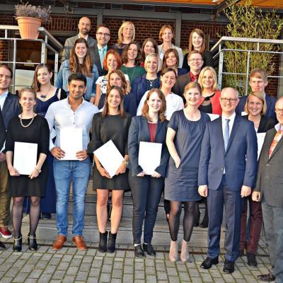 Hansa Berufskolleg Verabschiedung Der Betriebswirte B. A. Gruppenbild Der Absolventen Mit David Fischer Schulleiter Und Prof. Dr. Thomas Salmen Fhm Bielefed. Foto Hbk Lv