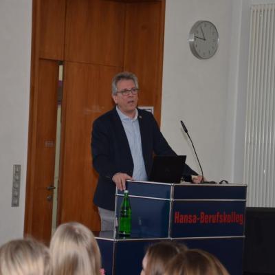 Hansa Berufskolleg Michael Radau Superbiomarkt Berichtet Ueber Die Bio Bewegung Im Hansa Forum 19.03.2019 3